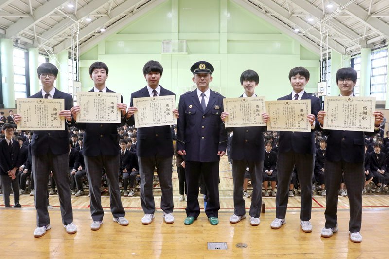 山田署長（中央）から感謝状を受け取った６人＝２６日、八千代市の萱田中学校