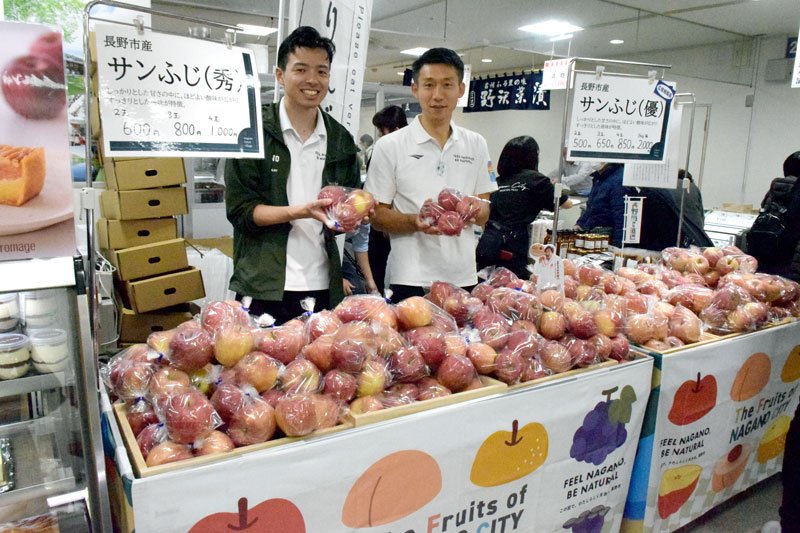 信州の魅力をＰＲする長野市の担当者ら＝２７日、船橋東武
