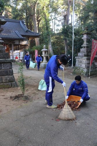 気持ちよく新年迎えて　東金、城国大野球部　必勝祈願の日吉神社清掃