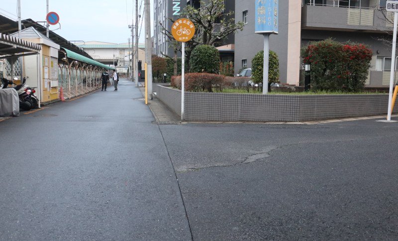 路上殺人事件で、亡くなった男性が倒れていた現場周辺＝９日夕、松戸市上本郷