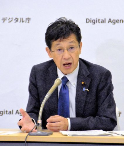 報道各社の合同インタビューに応じる松本デジタル相＝東京都千代田区のデジタル庁