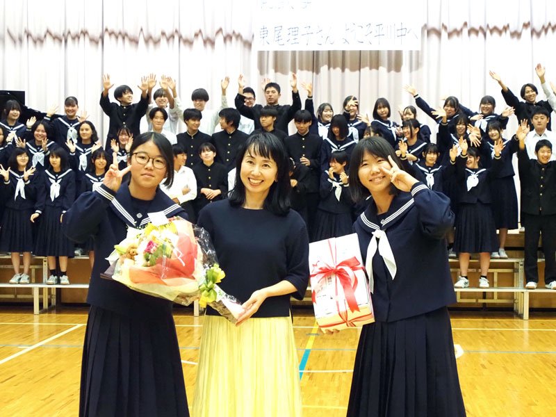 生徒たちに歓迎され、生理用品を寄贈した東尾さん（中央）＝袖ケ浦市