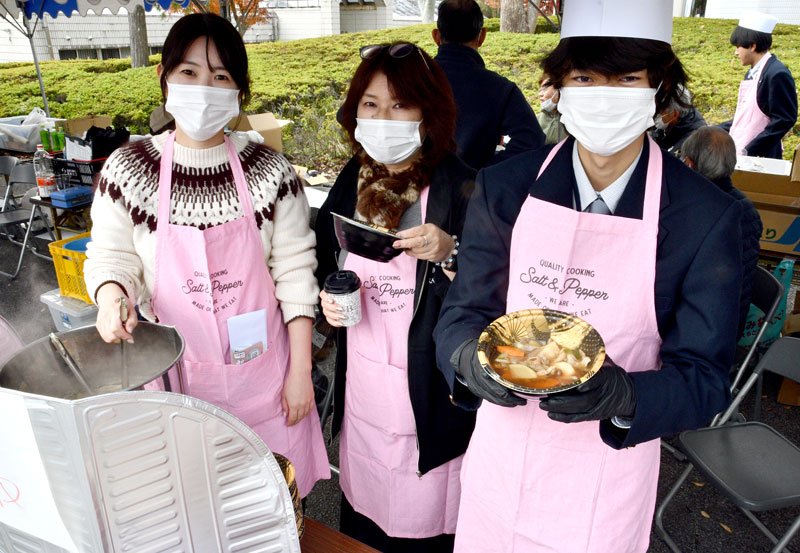 町異業種交流青年会「火曜会シニアクラブｇｏｉｎｎｋｙｏ」は多古高校とコラボし「やまと芋煮」を販売した＝多古町