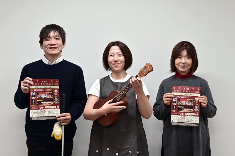 チャリティークリスマスライブへの来場を呼びかける前田さん（左）ら＝千葉市役所