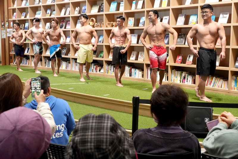 観客の前でポーズを取る出場者たち＝旭市