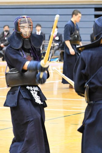 男子決勝で勝利した中央学院の次鋒・菰原＝船橋アリーナ
