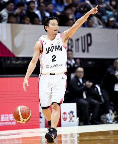バスケットボール男子Ｗ杯アジア１次予選の台湾戦で、指示を出す富樫＝新北（ゲッティ＝共同）