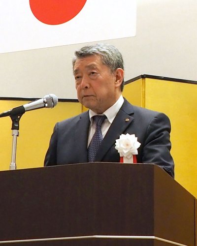 表彰式で優良従業員をたたえる山内会頭＝市原市のホテル