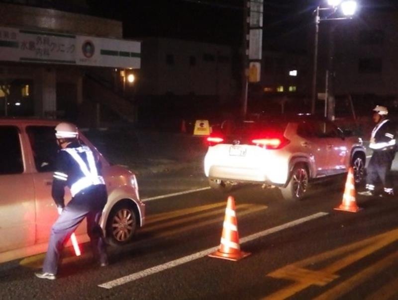 忘年会シーズンを迎え、中心市街地で行われた合同飲酒検問＝君津市（君津署提供）
