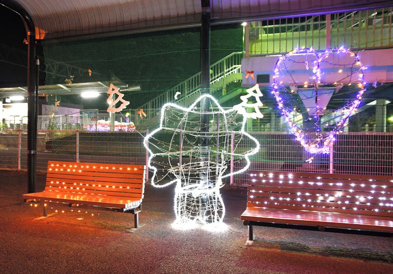 駅前包む幻想の光　心温まるＸマスイルミ　町キャラクターも出迎え　神崎