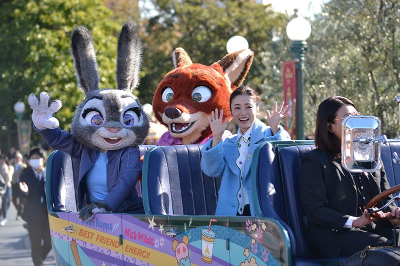 映画「ズートピア２」の日本公開を記念し、サプライズ登場した上戸彩さん＝５日、浦安市の東京ディズニーランド