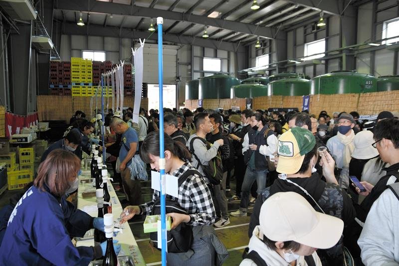 神崎町の一大イベント「発酵の里こうざき酒蔵まつり」には今年、過去最多の約７万人が来場した＝３月、同町
