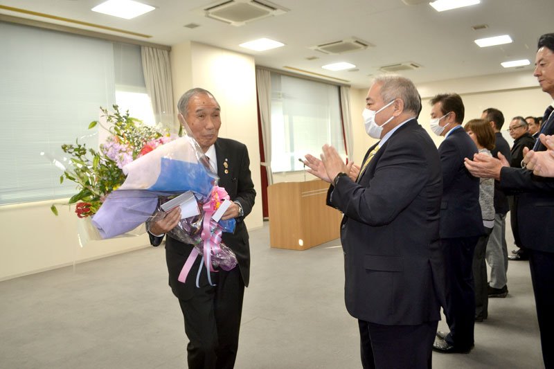 職員に拍手で見送られる小坂町長（左）＝５日、酒々井町役場