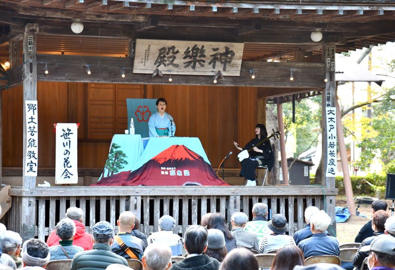 天保水滸伝ゆかりの地で浪曲を披露する玉川奈々福さん＝東庄町