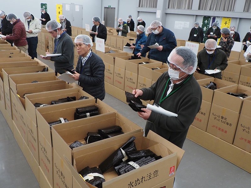 初競りに出品された「江戸前ちばのり」。艶、香りを業者が慎重にチェックして入札に臨んだ＝６日、富津市
