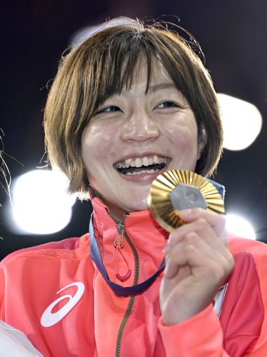 パリ五輪の柔道女子４８キロ級で金メダルを獲得し撮影に応じる角田夏実＝昨年７月、パリ（共同）
