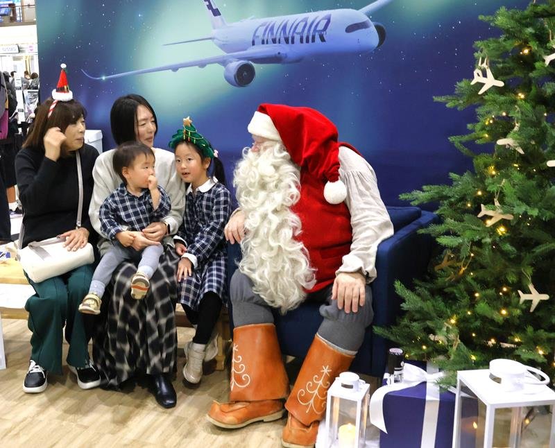 成田空港でサンタクロースと交流する家族＝１１月末、成田市
