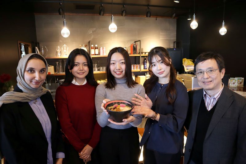 ラーメンの開発に携わった神田外語大の学生ら＝千葉市花見川区
