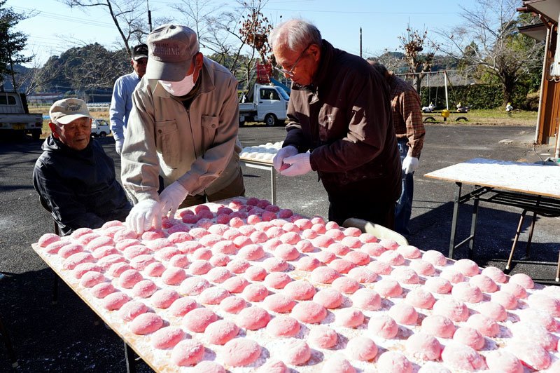 八日講で紅白の餅を用意する参加住民＝いすみ市
