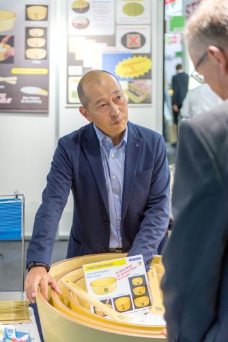 長谷川社長と海外展示会の様子
