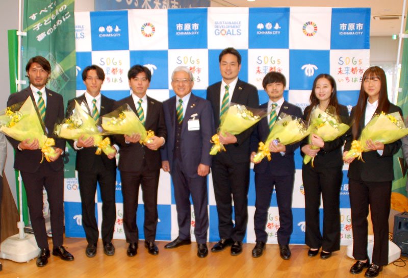 小出市長（左から４人目）に昇格を報告した佐藤社長（同５人目）ら＝１０日、市原市役所