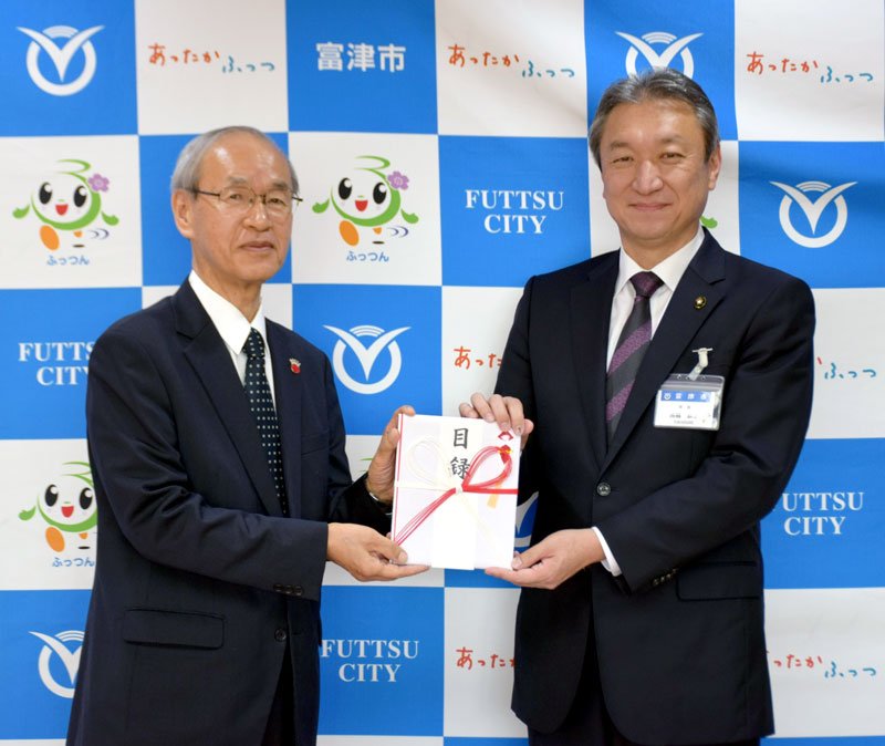 三橋さん（左）から目録を受け取る高橋市長＝富津市役所
