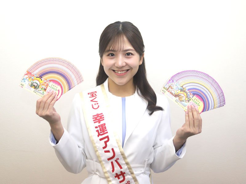 「年末ジャンボ宝くじ」などをＰＲした「宝くじ幸運アンバサダー」の並川佳都さん＝千葉市中央区の千葉日報社