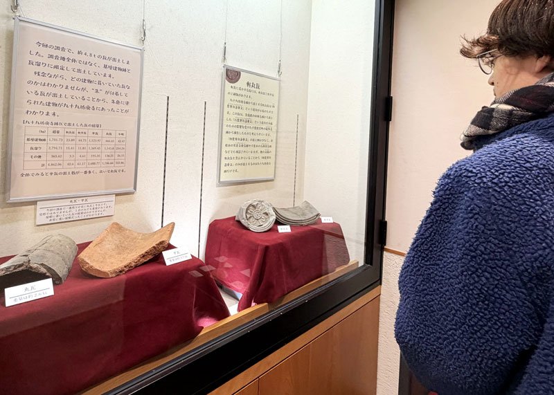 九十九坊廃寺跡の発掘調査の成果を披露する出土遺物公開展＝君津市