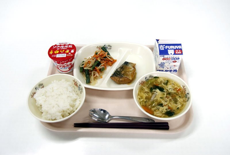 多古町が提供したオーガニック給食。有機米のほか、かきたま汁の小松菜が有機野菜として使われている（同町提供）