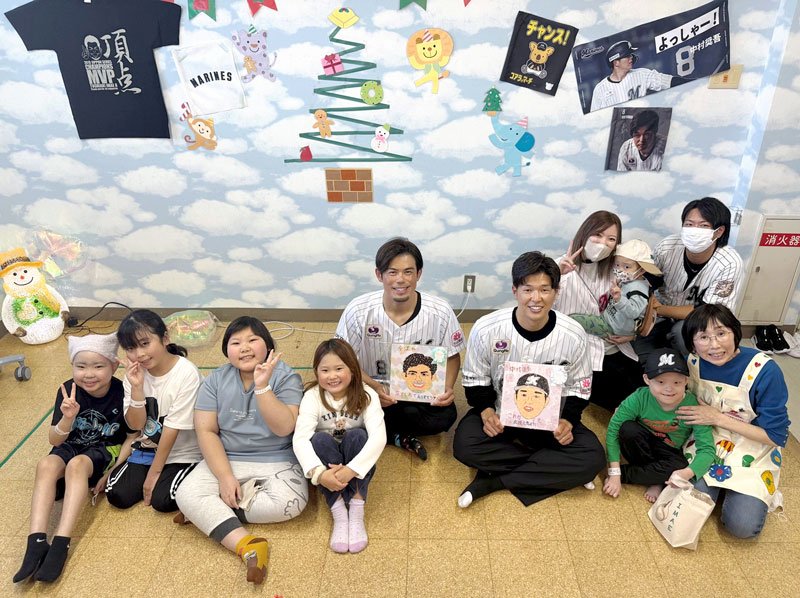 交流した子どもたちと笑顔を見せる今江さんと中村選手（千葉ロッテマリーンズ提供）
