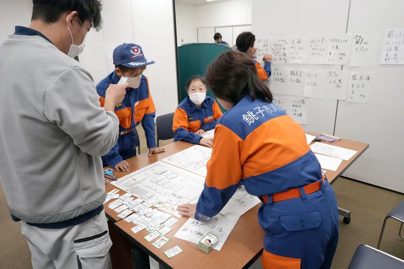 避難所運営協力の図上シミュレーションをする女性消防団員ら＝１７日夜、銚子市