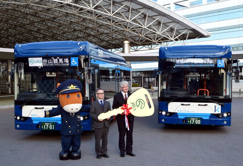 中山競馬場で行われた電気バスの納車式