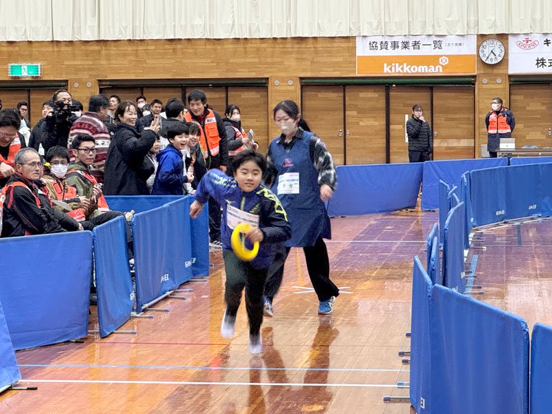 ギネス世界記録を目指し、バトンをつなぐ参加者＝２０日、野田市