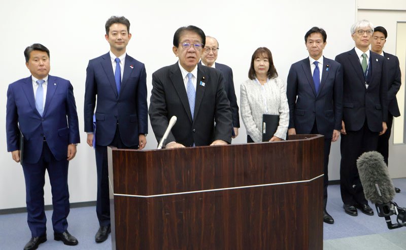 熊谷知事や３市町首長と共に報道陣の取材に応じる金子国交相（手前）＝２１日、芝山町