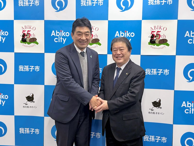 星野市長（右）にＪＲ東日本への譲渡を報告した太田ＧＭ＝２２日、我孫子市役所