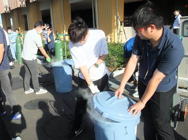 殺処分の手順を確認する研修会参加者＝９月２５日、匝瑳市の県東部家畜保健衛生所
