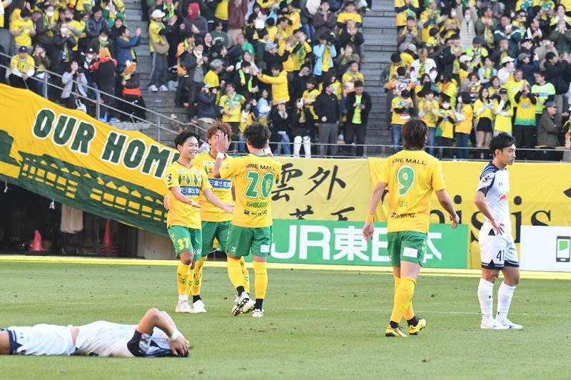 Ｊ１昇格プレーオフ準決勝で大宮に４―３で逆転勝利し、喜ぶジェフ千葉の選手たち＝７日、千葉市中央区のフクダ電子アリーナ
