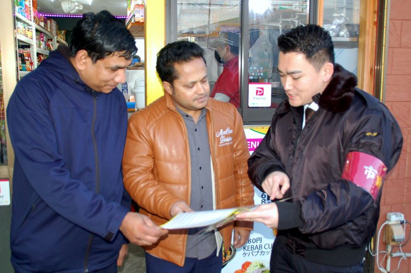 市原署員から不当要求などについて説明を受ける味本さん（中央）＝市原市