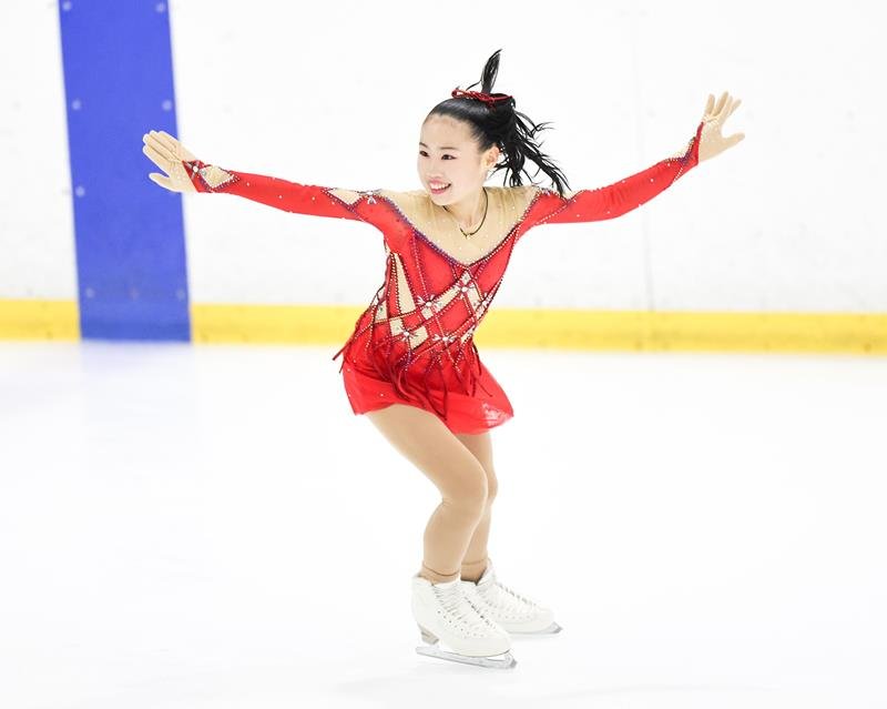 全日本ノービス選手権で演技をする宮崎選手＝奈比川かすみさん提供

