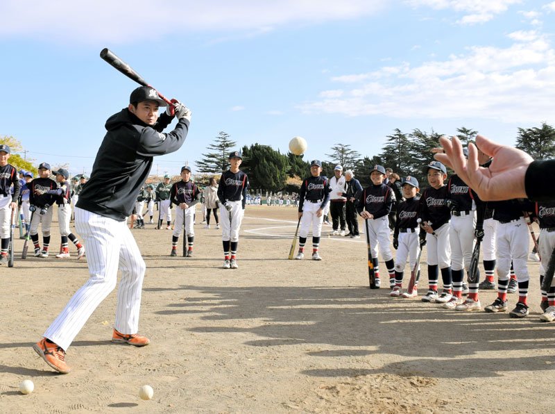 プロ野球・千葉ロッテマリーンズの選手を招いた福祉野球教室で、佐藤都志也捕手ら５人が子どもたちを直々に指導した。目の前で披露される豪快なスイングに、集まった野球少年からは「格が違う」などと驚きの声が上がった＝茂原市