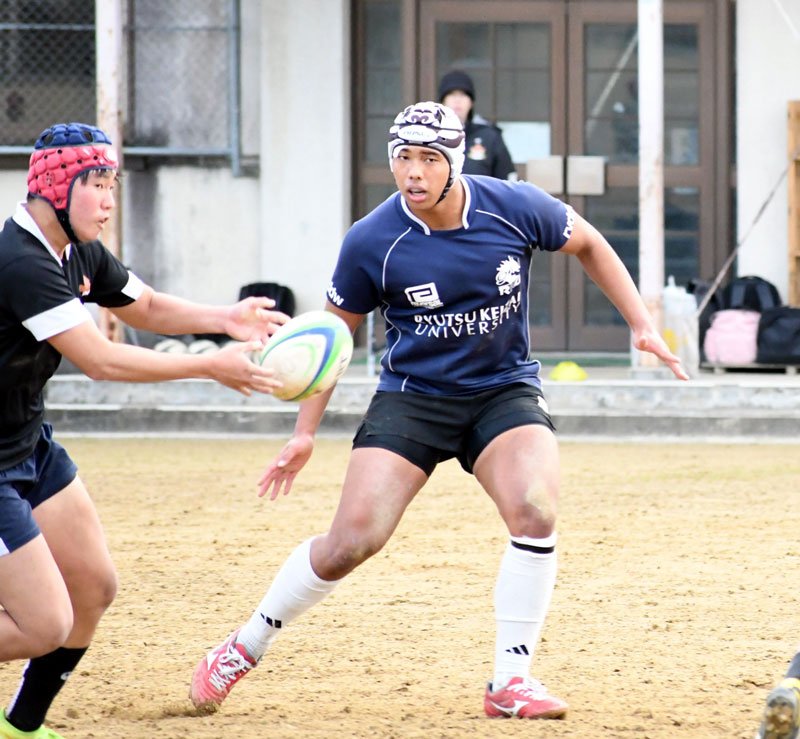 パス回しの練習に臨む流通経大柏・石村（右）＝奈良市
