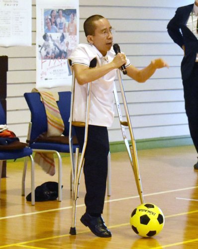 講演のため白井中を訪れたドクさん。サッカーをする姿も披露した（同中提供）