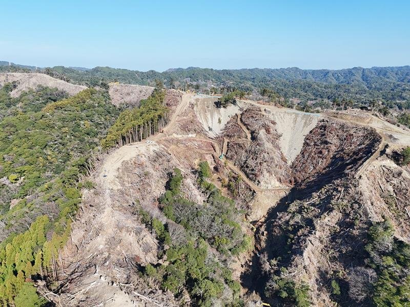 造成が進むメガソーラーの計画地＝２０２５年１２月、鴨川市（鴨川の山と川と海を守る会提供）
