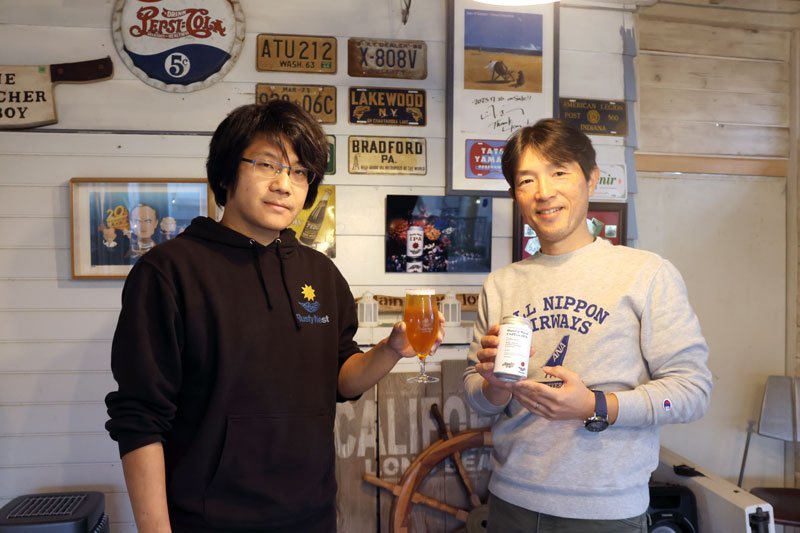 銀賞を受賞したビールを持つ蝦名さん（左）と大木社長＝大網白里市