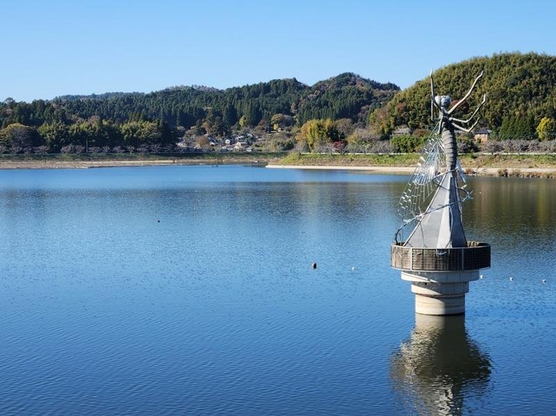 高滝湖と水上彫刻
