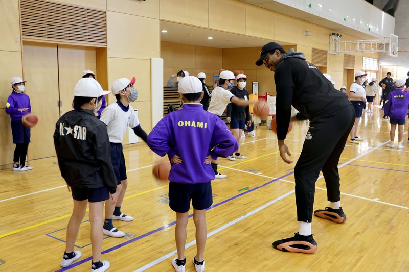 選手からドリブルの指導を受ける児童＝大網白里市
