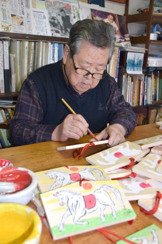 熟練の筆遣いで絵馬を描く矢部さん＝昨年１１月、茂原市
