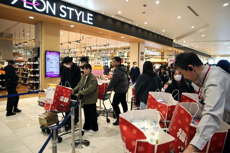 「福カート」を手に取る買い物客ら＝１日、千葉市美浜区のイオンモール幕張新都心