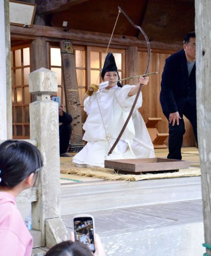矢を放つ瞬間を固唾（かたず）をのんで見守る子どもたち＝４日、長生村の一松神社