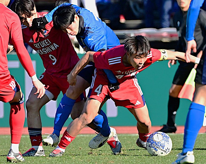 準々決勝の大津戦の前半、中盤で体を張る流通経大柏・島谷（右）